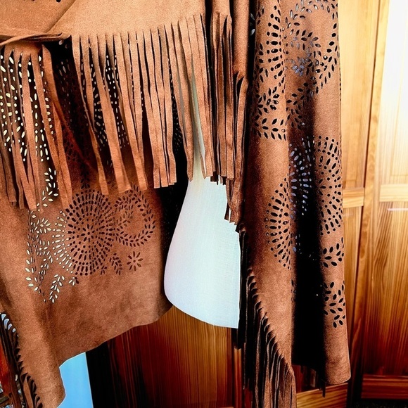 OS Suede Lasercut Fringe Poncho Boho Western Bohemian Festival Concert Edgy 70s - Picture 4 of 5